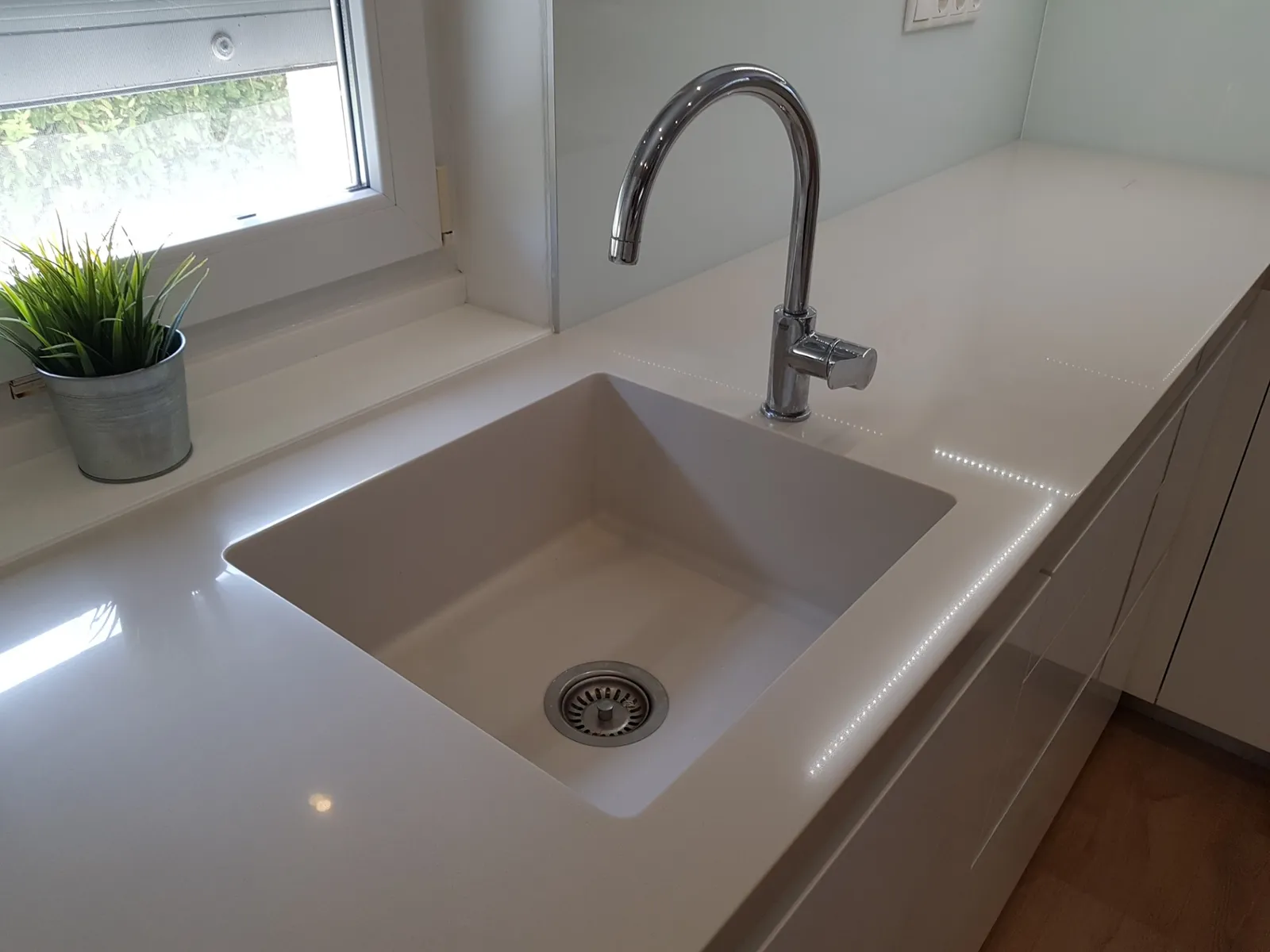 Corian felület közelről — varratmentes, tömör felület