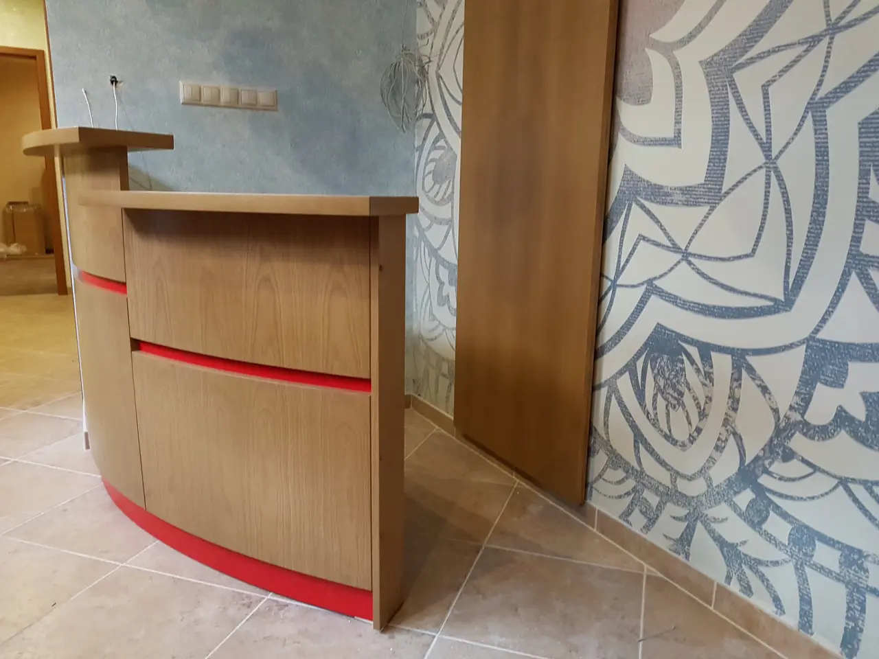 Egyedi ívelt recepciós pult — egyedi bútor, PeterFaDesign munkája
